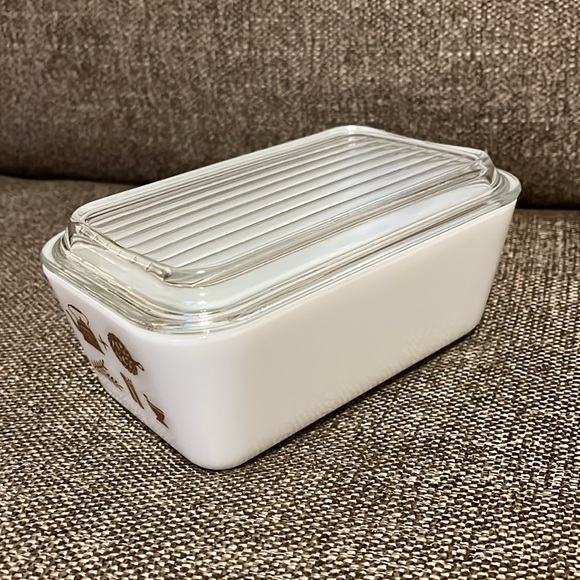 Vintage Pyrex Americana, white and brown refrigerator dish with lid 1 1/2pt. - Picture 4 of 8